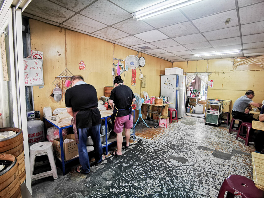 高雄。岡山》欣欣市場小籠包。欣欣市場老店。小籠包跟麵都好吃