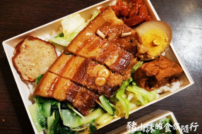 高雄。岡山》欣欣市場小籠包。欣欣市場老店。小籠包跟麵都好吃