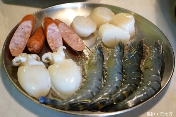 一中商圈推薦「肉部長韓式平價烤肉鍋物」自助吧無限暢飲(吃)