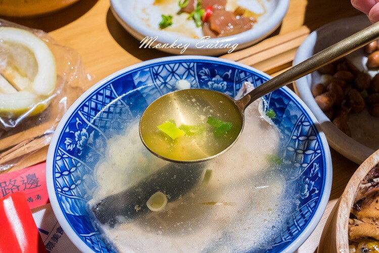 【台中北區】中港路邊｜古早味台式丼飯，經典滷豬腳、爌肉、肉燥飯。中友百貨美食推薦 - 貪吃猴的幻想