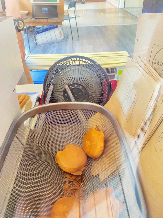 [台中西區] 蛋幾勒脆皮雞蛋糕｜超爆漿香草卡士達只要＄60｜隱藏在騎樓的銅板美食｜多種包餡雞蛋糕可選擇｜內附菜單 - 萍姐愛分享