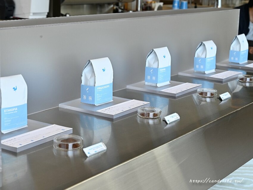 kafeD台中水湳旗艦店|全台最美德式職人咖啡館就在台中!包浩斯風格結合專業咖啡及甜點工藝,還吃得到蜷尾家霜淇淋~