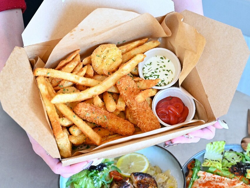 kafeD台中水湳旗艦店|全台最美德式職人咖啡館就在台中!包浩斯風格結合專業咖啡及甜點工藝,還吃得到蜷尾家霜淇淋~