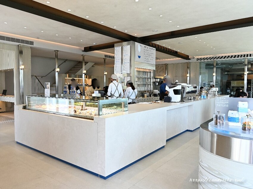 kafeD台中水湳旗艦店|全台最美德式職人咖啡館就在台中!包浩斯風格結合專業咖啡及甜點工藝,還吃得到蜷尾家霜淇淋~