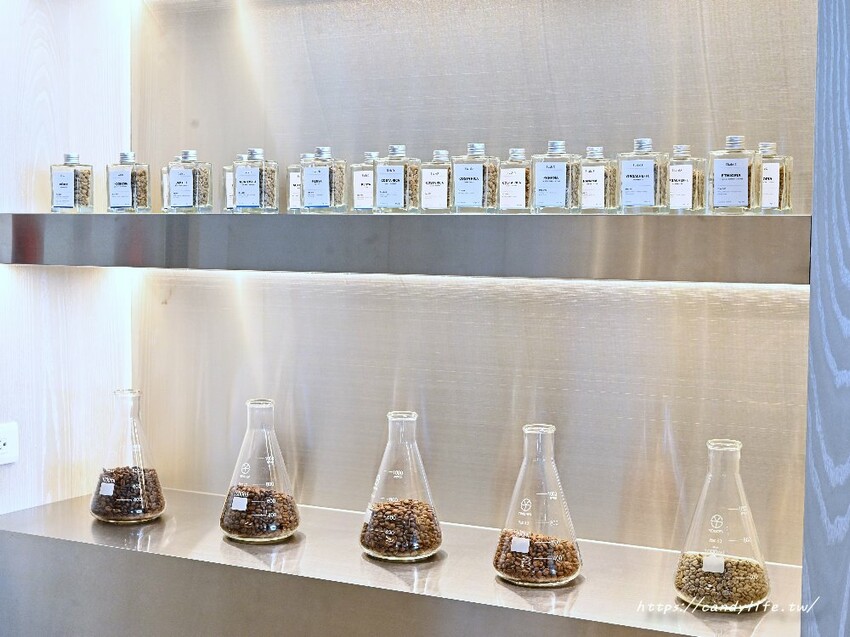 kafeD台中水湳旗艦店|全台最美德式職人咖啡館就在台中!包浩斯風格結合專業咖啡及甜點工藝,還吃得到蜷尾家霜淇淋~