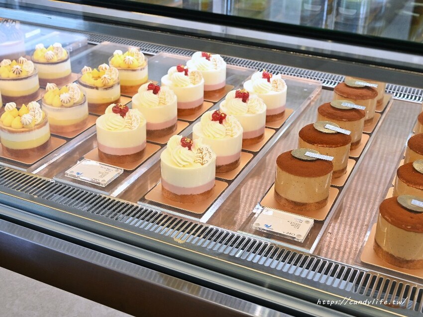 kafeD台中水湳旗艦店|全台最美德式職人咖啡館就在台中!包浩斯風格結合專業咖啡及甜點工藝,還吃得到蜷尾家霜淇淋~