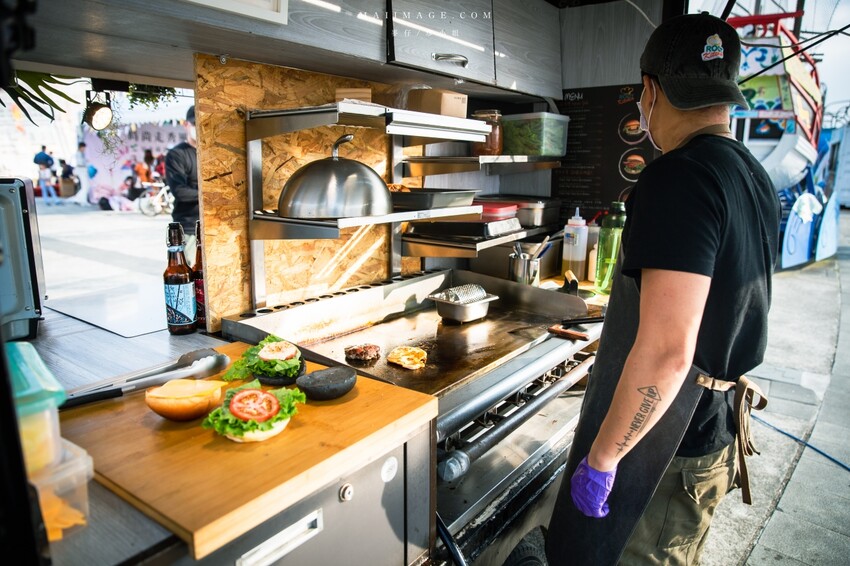 台北美食|儒私廚Root Kitchen~2023美式漢堡餐車最新品牌!經典的美式漢堡這家很厲害,新北美式漢堡推薦