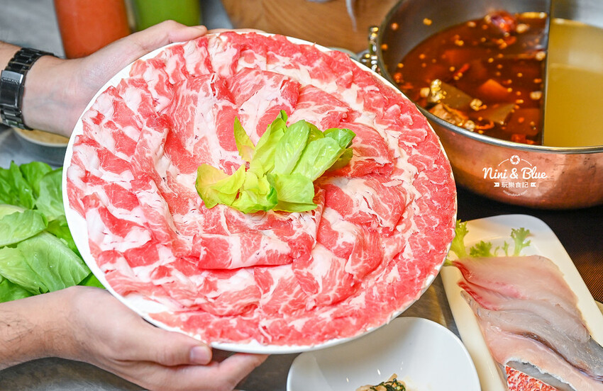 不加牛油的麻辣鍋，葷素皆可，而且還可以喝~飯後還有桌邊手沖豆花秀 -妮妮布魯