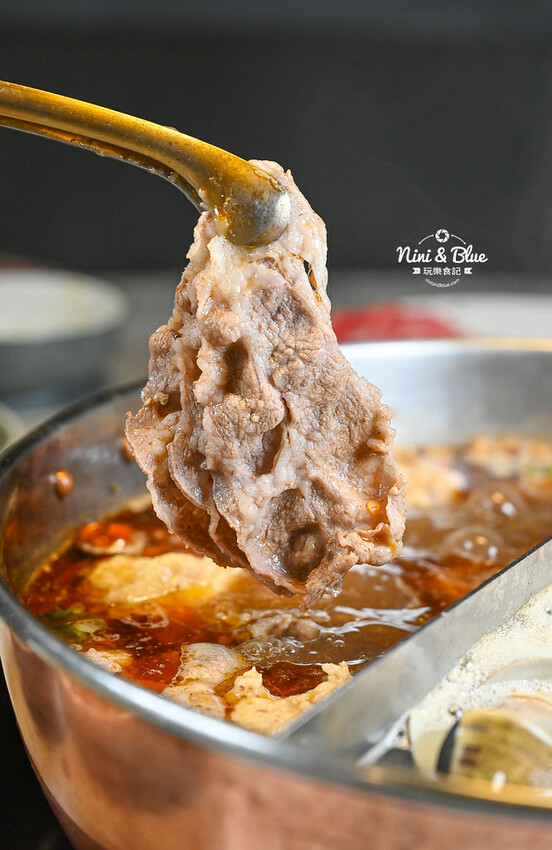 不加牛油的麻辣鍋，葷素皆可，而且還可以喝~飯後還有桌邊手沖豆花秀 -妮妮布魯