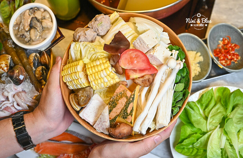 不加牛油的麻辣鍋，葷素皆可，而且還可以喝~飯後還有桌邊手沖豆花秀 -妮妮布魯