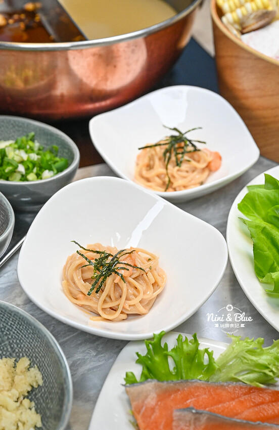 不加牛油的麻辣鍋，葷素皆可，而且還可以喝~飯後還有桌邊手沖豆花秀 -妮妮布魯