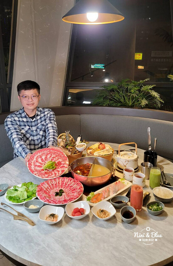 不加牛油的麻辣鍋，葷素皆可，而且還可以喝~飯後還有桌邊手沖豆花秀 -妮妮布魯