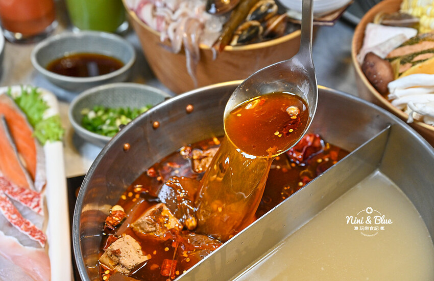 不加牛油的麻辣鍋，葷素皆可，而且還可以喝~飯後還有桌邊手沖豆花秀 -妮妮布魯