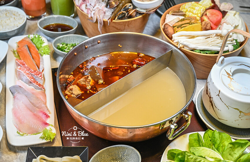 不加牛油的麻辣鍋，葷素皆可，而且還可以喝~飯後還有桌邊手沖豆花秀 -妮妮布魯