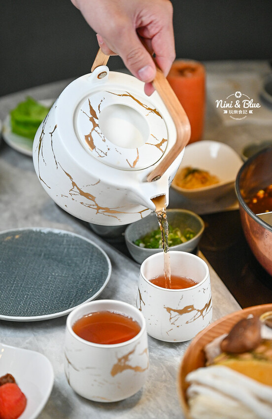 不加牛油的麻辣鍋，葷素皆可，而且還可以喝~飯後還有桌邊手沖豆花秀 -妮妮布魯