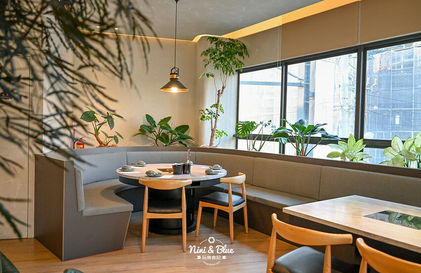 不加牛油的麻辣鍋，葷素皆可，而且還可以喝~飯後還有桌邊手沖豆花秀 -妮妮布魯