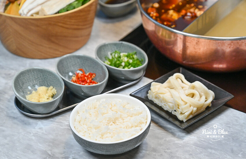 不加牛油的麻辣鍋，葷素皆可，而且還可以喝~飯後還有桌邊手沖豆花秀 -妮妮布魯