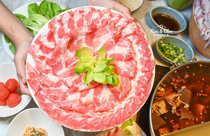 不加牛油的麻辣鍋，葷素皆可，而且還可以喝~飯後還有桌邊手沖豆花秀 -妮妮布魯