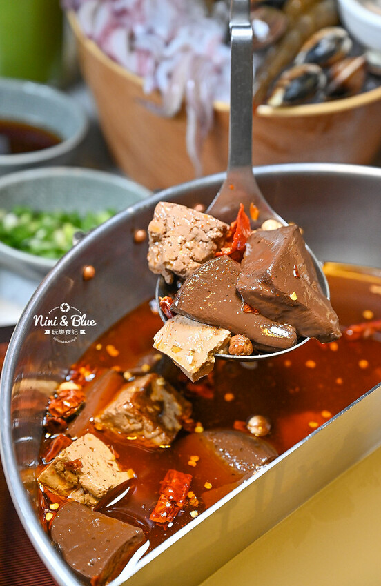 不加牛油的麻辣鍋，葷素皆可，而且還可以喝~飯後還有桌邊手沖豆花秀 -妮妮布魯