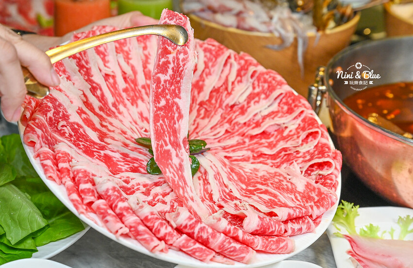 不加牛油的麻辣鍋，葷素皆可，而且還可以喝~飯後還有桌邊手沖豆花秀 -妮妮布魯