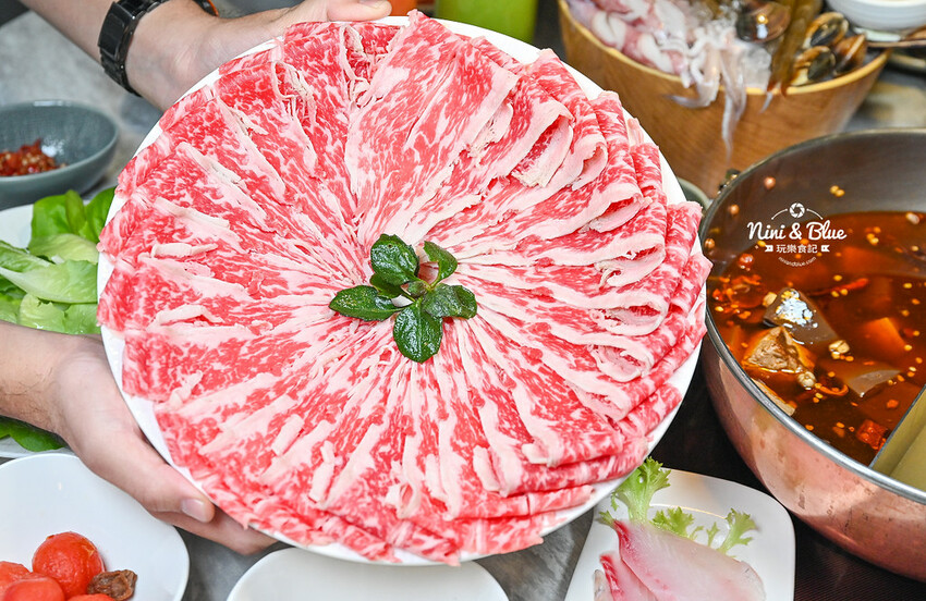 不加牛油的麻辣鍋，葷素皆可，而且還可以喝~飯後還有桌邊手沖豆花秀 -妮妮布魯