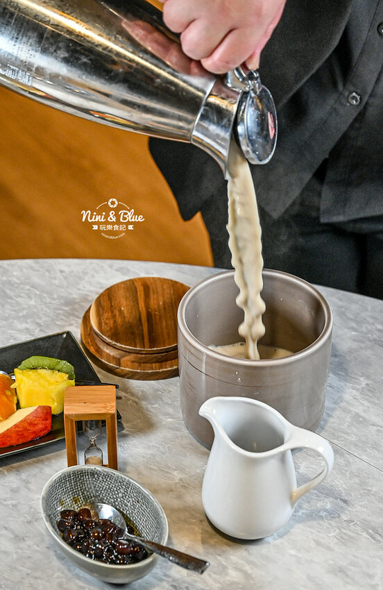 不加牛油的麻辣鍋，葷素皆可，而且還可以喝~飯後還有桌邊手沖豆花秀 -妮妮布魯