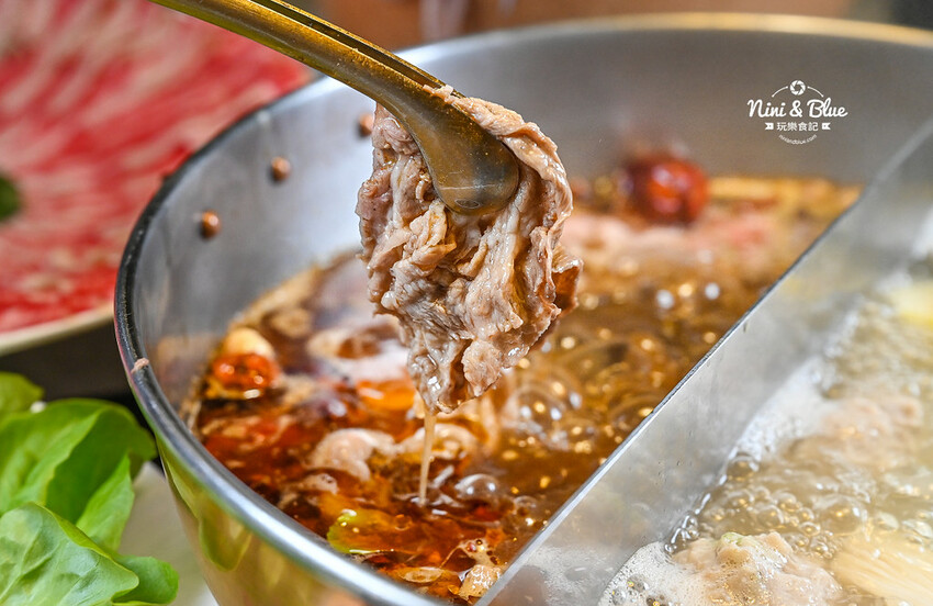 不加牛油的麻辣鍋，葷素皆可，而且還可以喝~飯後還有桌邊手沖豆花秀 -妮妮布魯