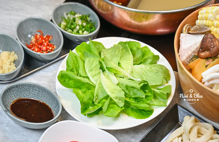 不加牛油的麻辣鍋，葷素皆可，而且還可以喝~飯後還有桌邊手沖豆花秀 -妮妮布魯