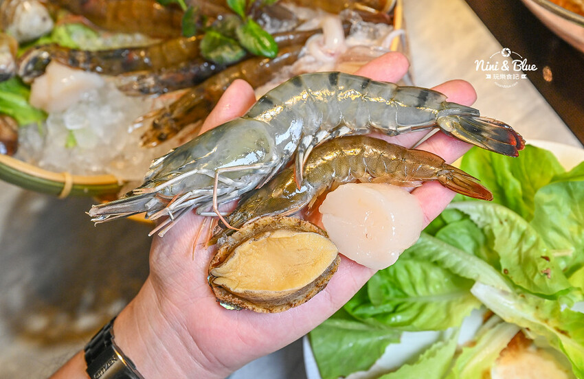 不加牛油的麻辣鍋，葷素皆可，而且還可以喝~飯後還有桌邊手沖豆花秀 -妮妮布魯
