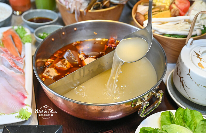 不加牛油的麻辣鍋，葷素皆可，而且還可以喝~飯後還有桌邊手沖豆花秀 -妮妮布魯