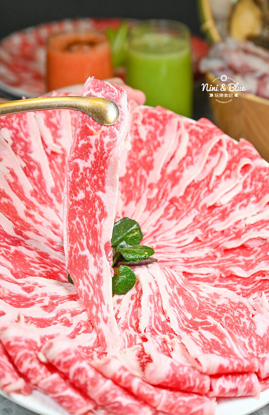 不加牛油的麻辣鍋，葷素皆可，而且還可以喝~飯後還有桌邊手沖豆花秀 -妮妮布魯