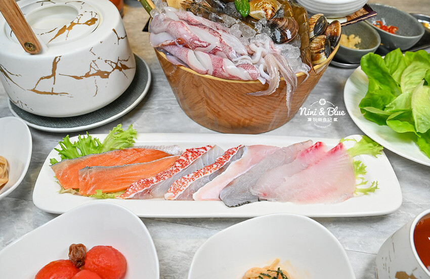 不加牛油的麻辣鍋，葷素皆可，而且還可以喝~飯後還有桌邊手沖豆花秀 -妮妮布魯