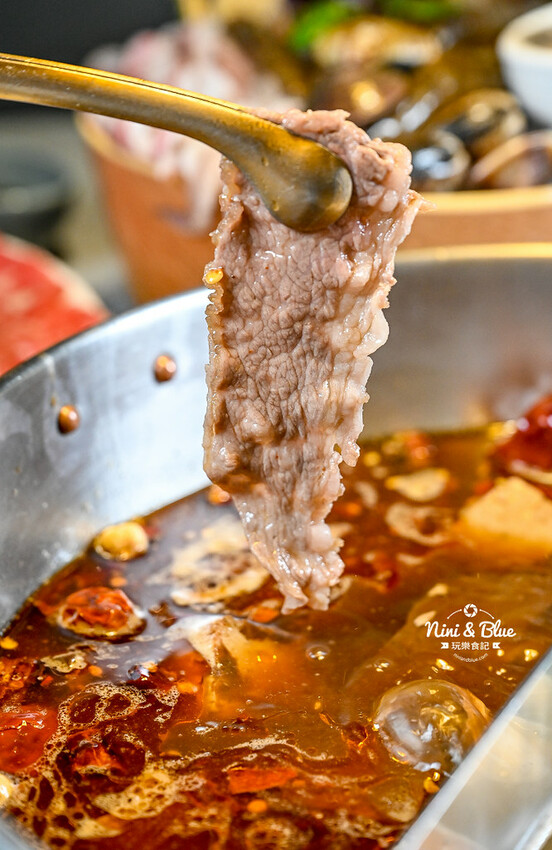 不加牛油的麻辣鍋，葷素皆可，而且還可以喝~飯後還有桌邊手沖豆花秀 -妮妮布魯