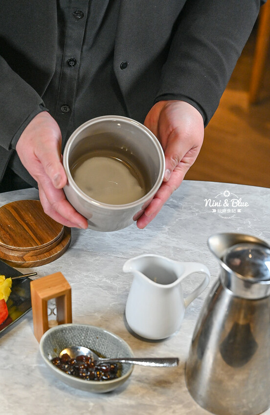 不加牛油的麻辣鍋，葷素皆可，而且還可以喝~飯後還有桌邊手沖豆花秀 -妮妮布魯