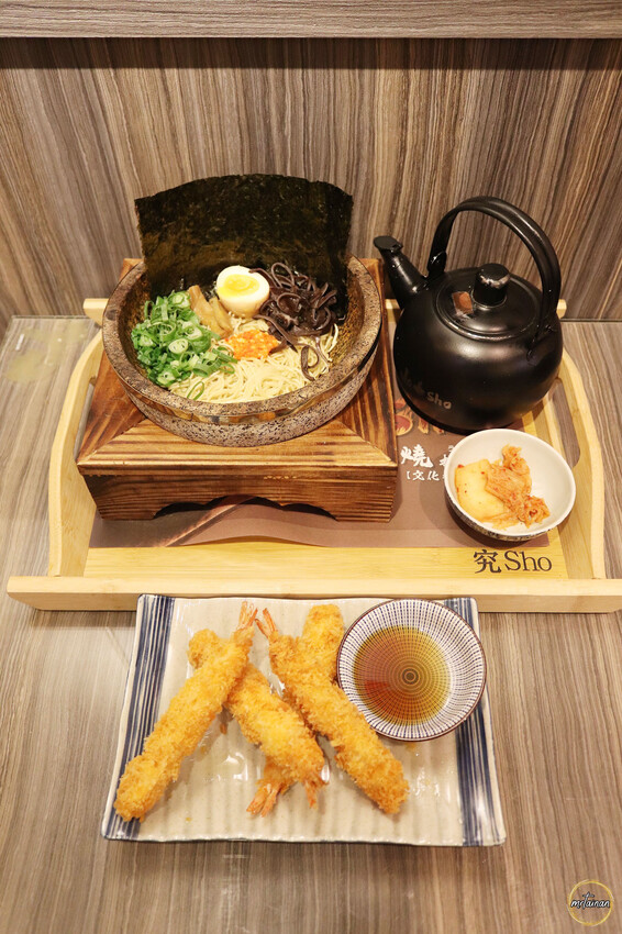 台南石燒火山拉麵／不用出國一秒到日本／300℃高溫石鍋保溫／真材食料熬高湯／用餐時段必客滿／連外國人都愛吃／內用免費加麵一次