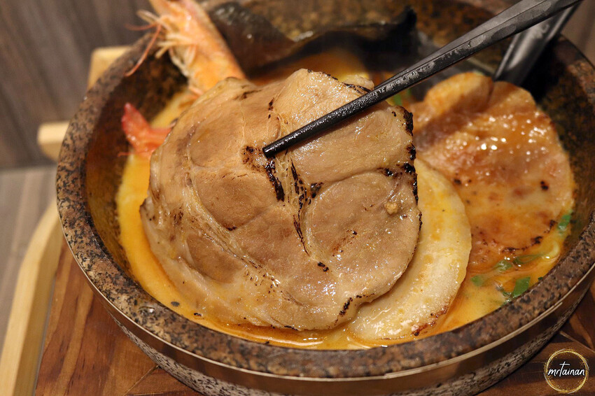 台南石燒火山拉麵／不用出國一秒到日本／300℃高溫石鍋保溫／真材食料熬高湯／用餐時段必客滿／連外國人都愛吃／內用免費加麵一次