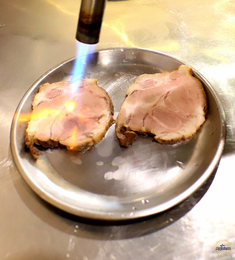 台南石燒火山拉麵／不用出國一秒到日本／300℃高溫石鍋保溫／真材食料熬高湯／用餐時段必客滿／連外國人都愛吃／內用免費加麵一次