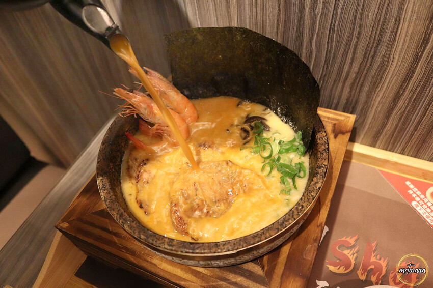 台南石燒火山拉麵／不用出國一秒到日本／300℃高溫石鍋保溫／真材食料熬高湯／用餐時段必客滿／連外國人都愛吃／內用免費加麵一次