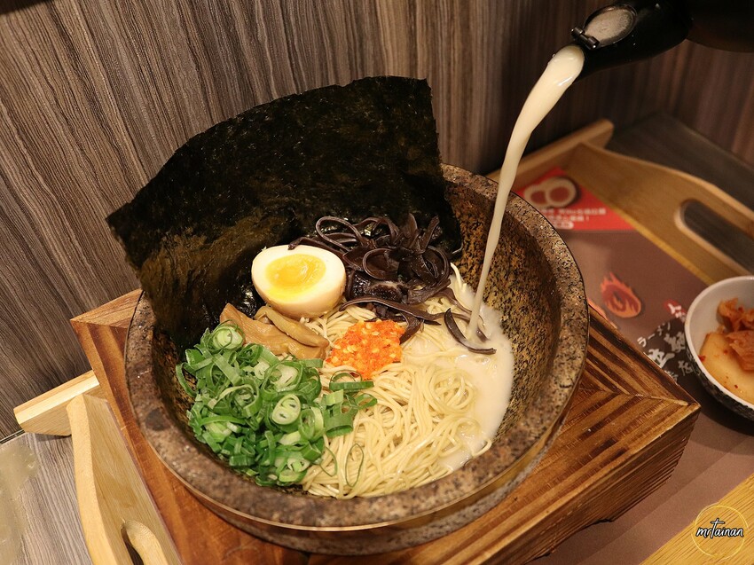 台南石燒火山拉麵／不用出國一秒到日本／300℃高溫石鍋保溫／真材食料熬高湯／用餐時段必客滿／連外國人都愛吃／內用免費加麵一次