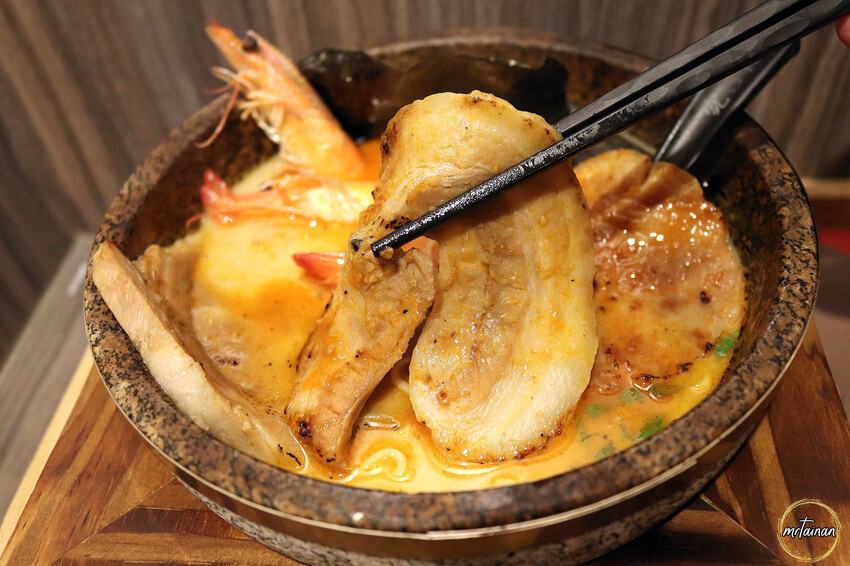 台南石燒火山拉麵／不用出國一秒到日本／300℃高溫石鍋保溫／真材食料熬高湯／用餐時段必客滿／連外國人都愛吃／內用免費加麵一次