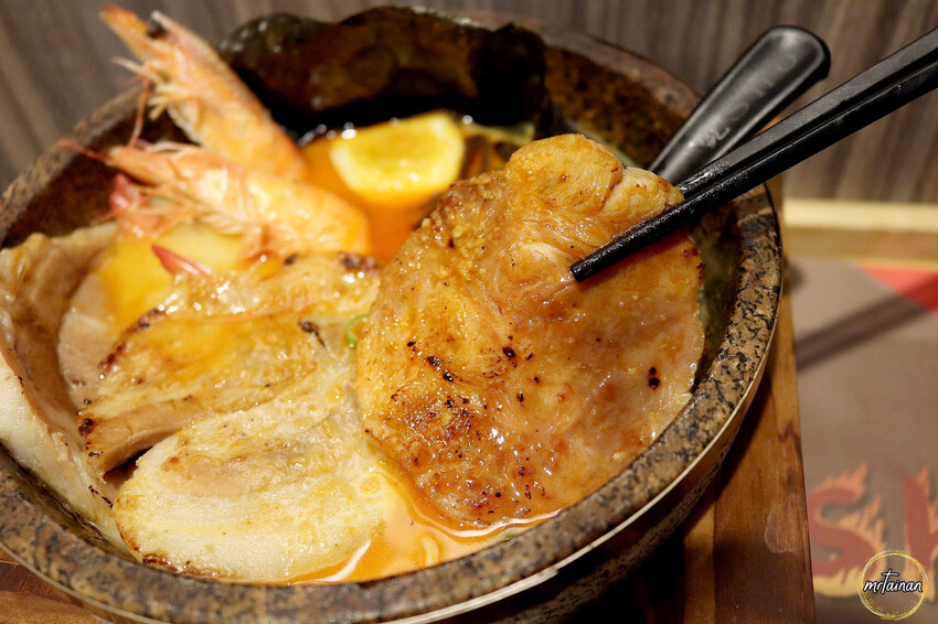 台南石燒火山拉麵／不用出國一秒到日本／300℃高溫石鍋保溫／真材食料熬高湯／用餐時段必客滿／連外國人都愛吃／內用免費加麵一次