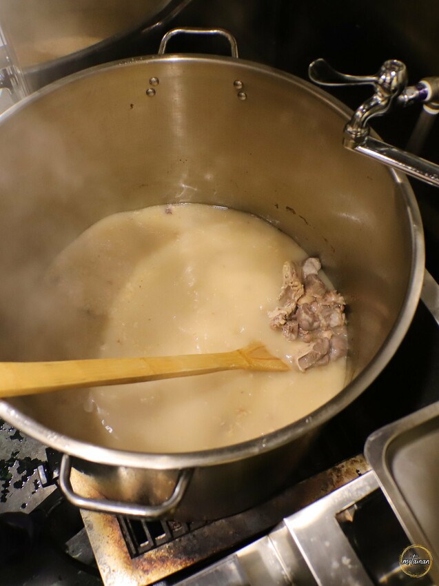 台南石燒火山拉麵／不用出國一秒到日本／300℃高溫石鍋保溫／真材食料熬高湯／用餐時段必客滿／連外國人都愛吃／內用免費加麵一次