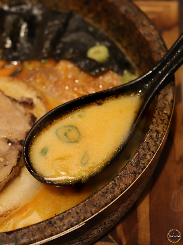 台南石燒火山拉麵／不用出國一秒到日本／300℃高溫石鍋保溫／真材食料熬高湯／用餐時段必客滿／連外國人都愛吃／內用免費加麵一次