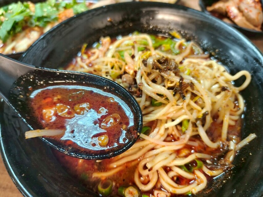 “古亭站美食”蜀來飽重慶小麵--吃過就回不去的經典酸辣粉/