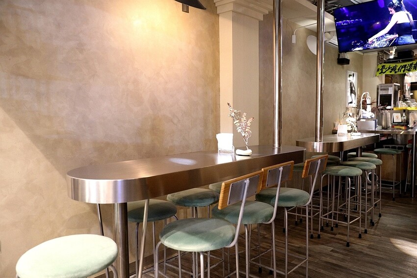 【墾丁大街酒吧】白天不懂夜的美 酒鬼必訪！燈光美氣氛佳 敬南國一杯｜昆汀Bar&Food（屏東恆春）