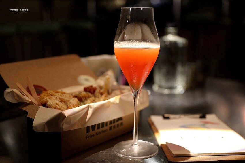 【墾丁大街酒吧】白天不懂夜的美 酒鬼必訪！燈光美氣氛佳 敬南國一杯｜昆汀Bar&Food（屏東恆春）