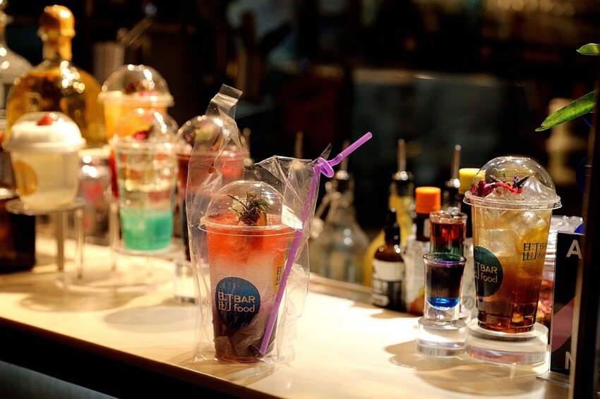 【墾丁大街酒吧】白天不懂夜的美 酒鬼必訪！燈光美氣氛佳 敬南國一杯｜昆汀Bar&Food（屏東恆春）