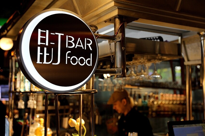 【墾丁大街酒吧】白天不懂夜的美 酒鬼必訪！燈光美氣氛佳 敬南國一杯｜昆汀Bar&Food（屏東恆春）