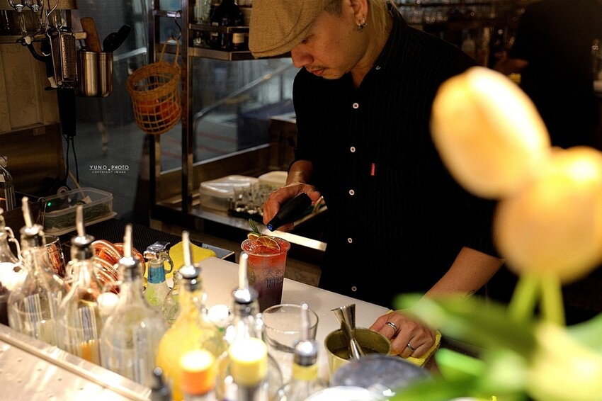 【墾丁大街酒吧】白天不懂夜的美 酒鬼必訪！燈光美氣氛佳 敬南國一杯｜昆汀Bar&Food（屏東恆春）