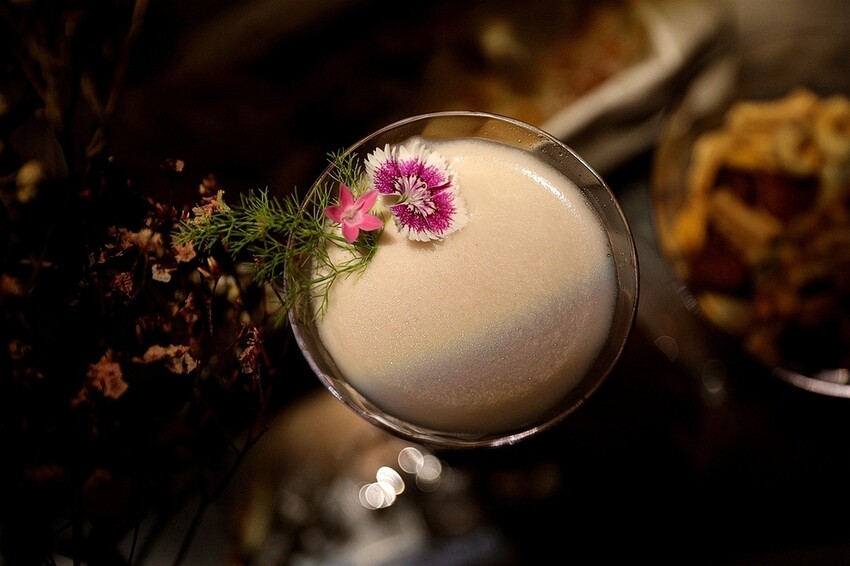 【墾丁大街酒吧】白天不懂夜的美 酒鬼必訪！燈光美氣氛佳 敬南國一杯｜昆汀Bar&Food（屏東恆春）